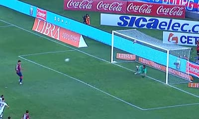 Adam Bareiro pica penal y firma doblete 