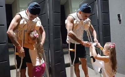 Gesto de Derlis con pequeña fanática llena de ternura las redes 