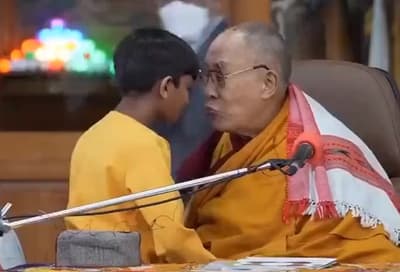 El Dalai Lama besa a un niño en la boca y genera ola de indignación 