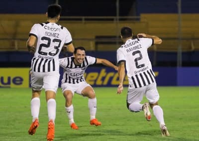 Libertad gana y sigue cómodo en la punta