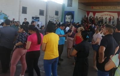 Cierran locales, pero votación continúa