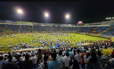 Estampida en estadio deja al menos 12 fallecidos 