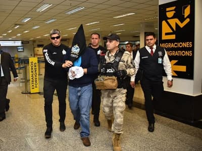 “Tío Rico” llega el país en vuelo comercial y bajo fuerte dispositivo de seguridad