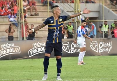 Lucas Barrios desmiente rumor de golpes con DT y se aleja de Trinidense 