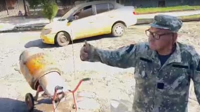 Abuelo arregla él mismo los baches de su cuadra