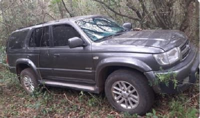Banda abandona camioneta con la que intentó robar cajeros