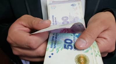 Casas de cambio rechazan el peso argentino, reconocen