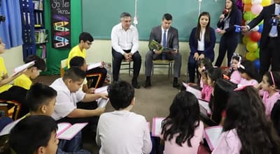 En su primera actividad como presidente, Peña lee un cuento a los niños