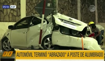 Impactante choque: Automóvil termina “abrazado” a poste