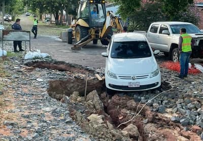 Ola de autos caídos en baches de Asunción