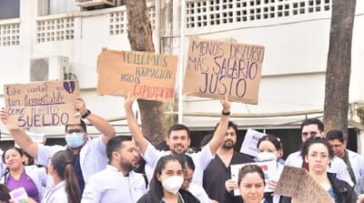 Denuncian exceso laboral en médicos residentes