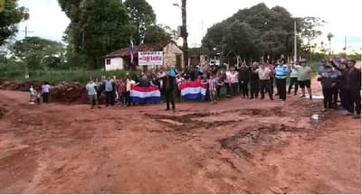 Vecinos reclaman empedrado en Tajy Loma