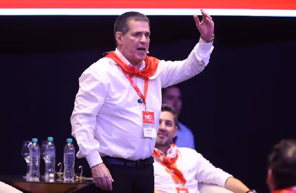 Tras crisis hipertensiva, Horacio Cartes vuelve a la escena política