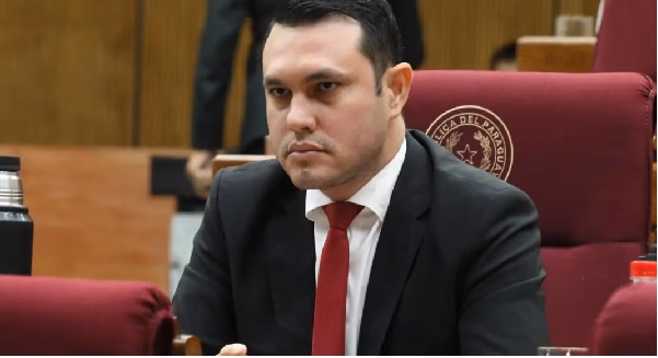 Hernán Rivas llevará “diez compañeros y profesores” al Senado