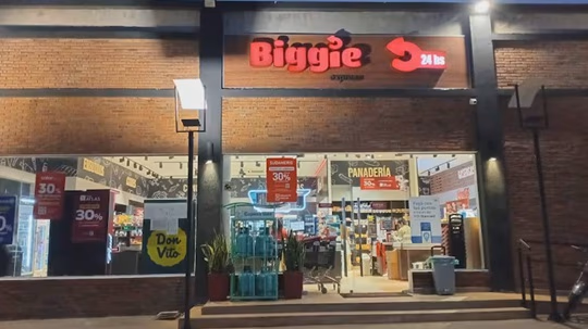 Violento asalto en Biggie deja cajero herido a balazos