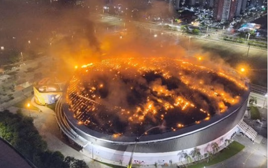 Brasil: incendio en velódromo de Río de Janeiro destruye la mitad del techo