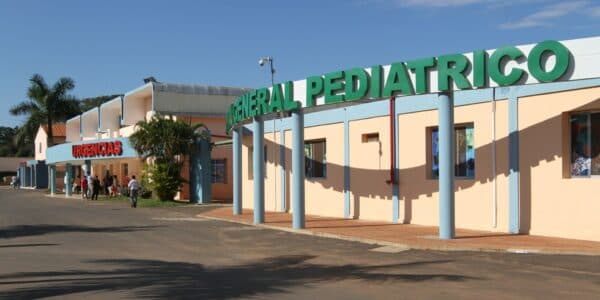 Acosta Ñu no aplicará segunda dosis de vacuna a beba prematura, denuncia madre