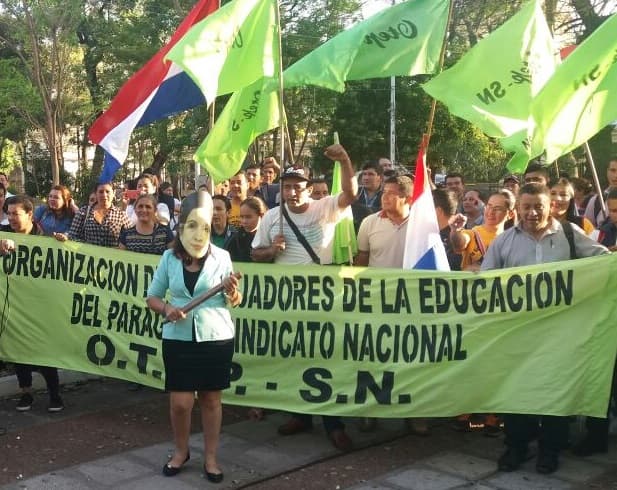 Docentes inician paro contra proyecto de ley de carrera civil