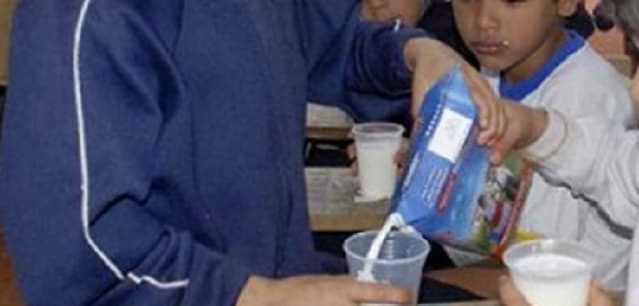Leche escolar: ya no se reparte en packs individuales