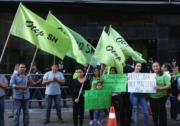 Docentes protestan ante el MEC para exigir confirmación laboral