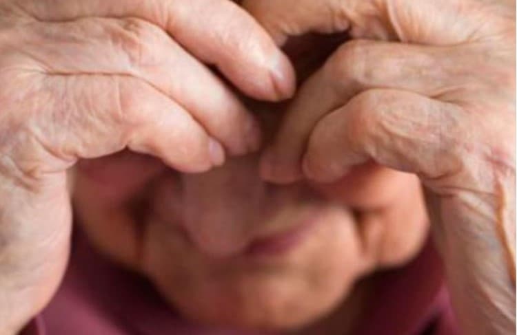 Hijos abandonan a madre anciana: Fiscalía los imputa