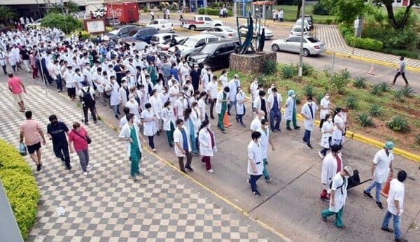 Sancionan proyecto de ley que dignifica salario y carga horaria de médicos