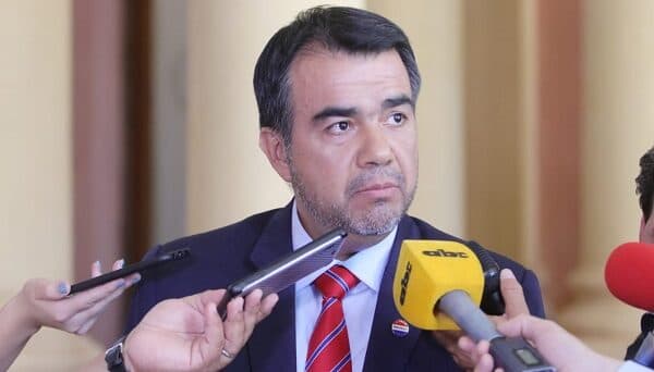 Ministro dice que Wiens habló de refinanciar a deudores que figuran en “Informconf”