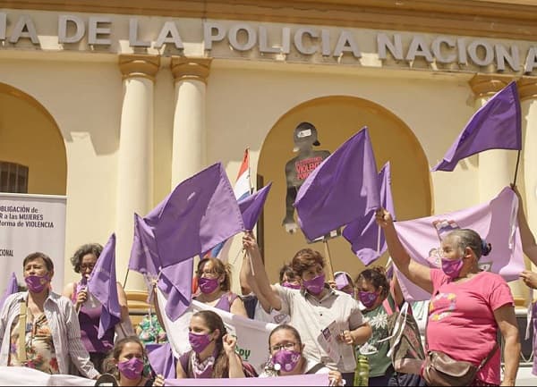 Mujeres ganan 720.000 Gs. menos que hombres y encabezan 38% de hogares