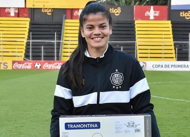 Obsequian cacerolas a futbolista y se enciende la polémica