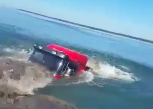 Camión se sumerge en el río Paraná