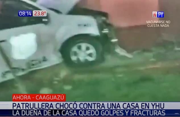 Mujer sufre lesiones tras choque de patrullera contra vivienda