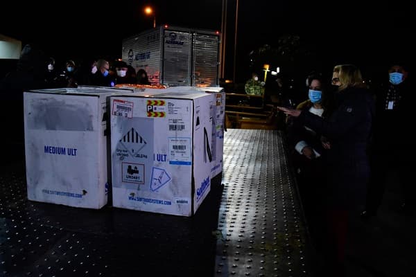 Arriba lote de vacunas compradas por el Gobierno