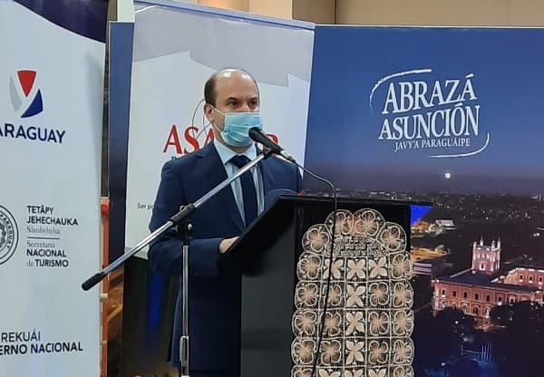 Entregan reconocimiento a gerente de aerolínea