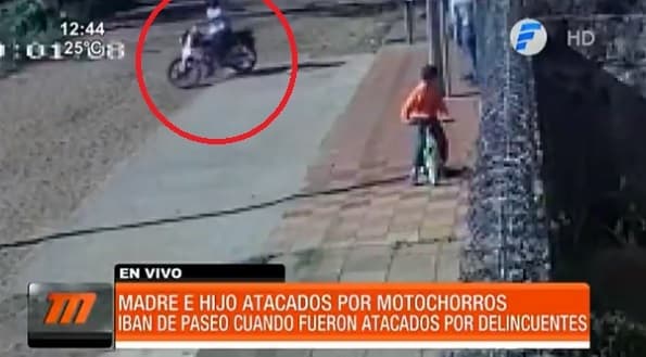 Motochorros asaltan a una mujer y su hijo