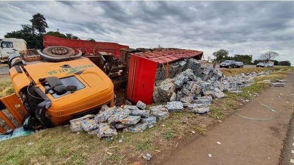 Camión vuelca tras ser atacado por “manifestantes”