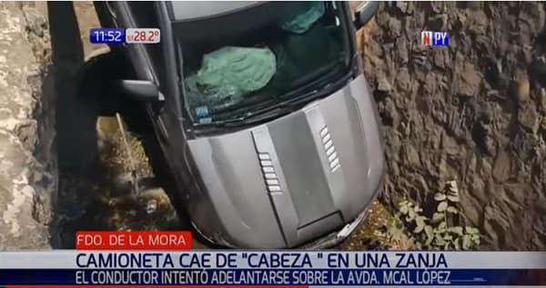 Insólito: Camioneta cae a un desagüe