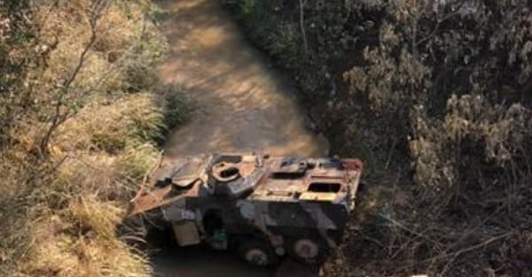 Cae vehículo militar de un puente y deja como saldo tres heridos