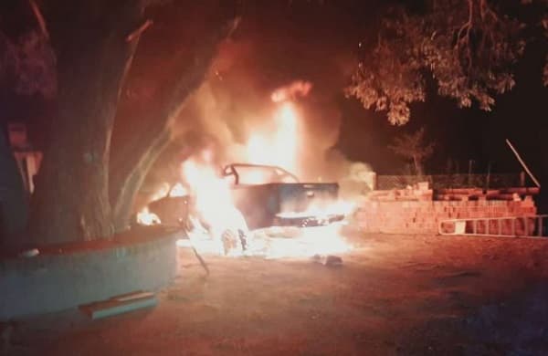 Insólito: Asado termina incendiando una Hilux