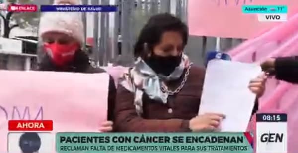 Pacientes oncológicos se encadenan exigiendo provisión de medicamentos