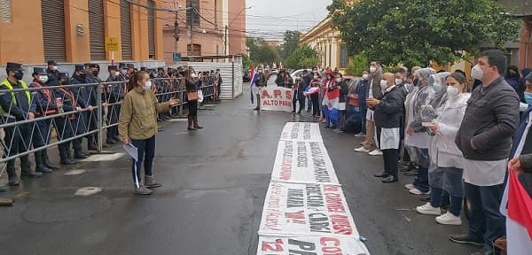 Médicos y docentes levantan protestas
