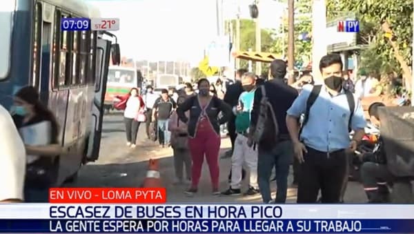 Usuarios esperan buses hasta más de una hora