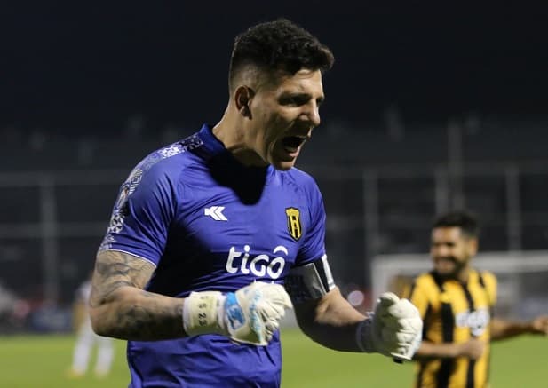 Guaraní golea y alcanza la punta