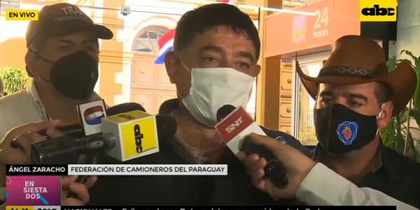 Camioneros se reúnen para decidir si siguen con el paro