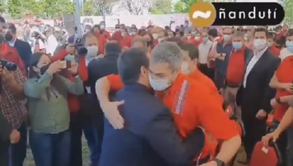 El corto e incómodo “abrazo republicano” entre Abdo y Cartes