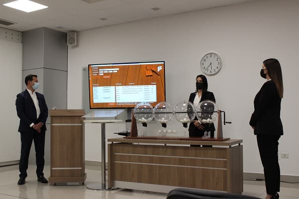 Firma adjudica departamentos a ocho familias