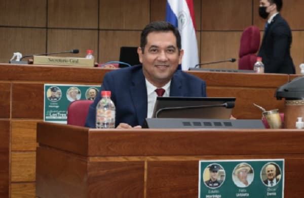 Senador niega tráfico de influencias y dice que quieren asustarlo