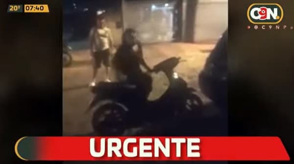 Mujer destroza vehículo de su expareja en ataque de furia