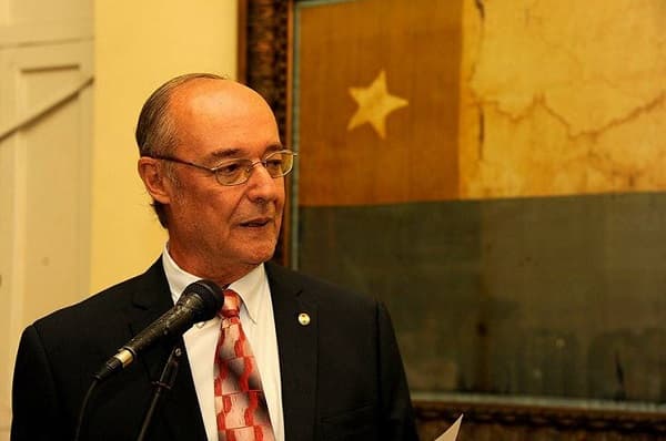 Embajador recibió vacunas, pero variante Delta complicó su salud