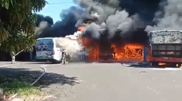 Al menos nueve buses de la Línea 27 son consumidos por incendio en parada