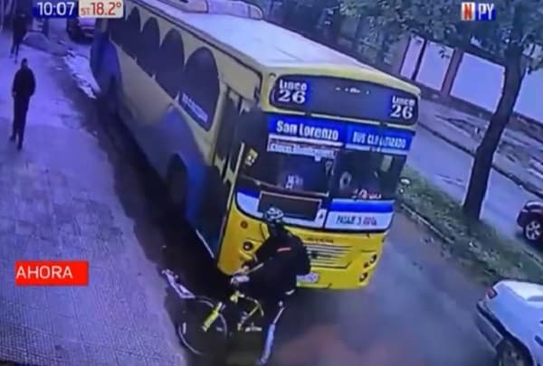 Chofer de bus arremete contra ciclista sobre Mariscal López